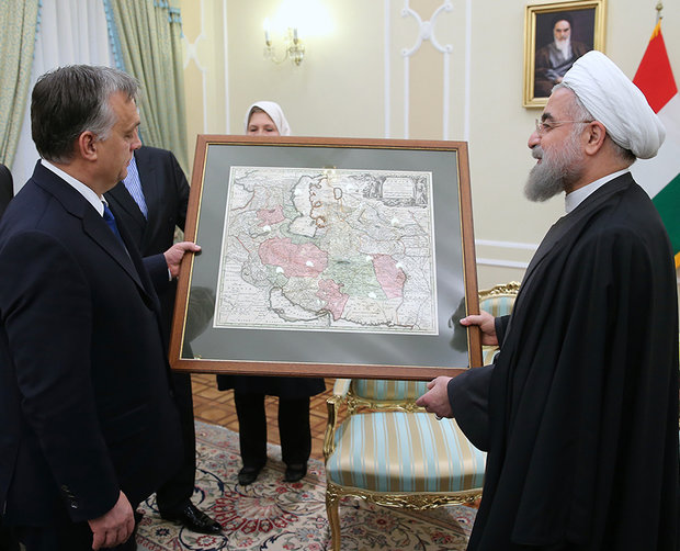 هدیه جالب نخستوزیر مجارستان به روحانی هدیه جالب نخستوزیر مجارستان به روحانی