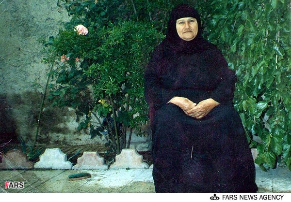 عکسی ماندگار از مادر شهید در یک روز برفی عکسی ماندگار از مادر شهید در یک روز برفی