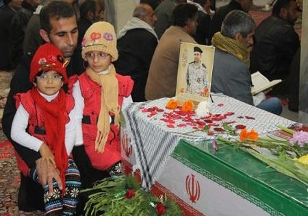 2 دختر شهید مدافع حرم در کنار تابوت پدر+عکس 2 دختر شهید مدافع حرم در کنار تابوت پدر+عکس