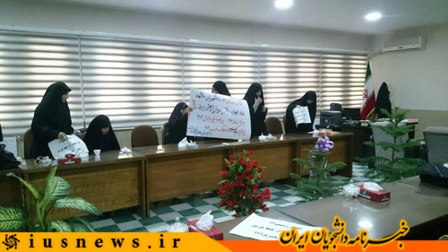 نمایش چهره زن در حال آرایش در یک همایش!