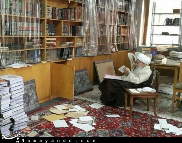 آیت‌الله صافی در اتاق مطالعه شخصی +عکس