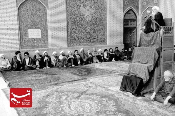 رهبر انقلاب پای منبر مرحوم فلسفی +عکس