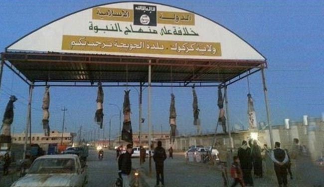 داعش ده نفر را اعدام و از تیر برق آویزان کرد داعش ده نفر را اعدام و از تیر برق آویزان کرد