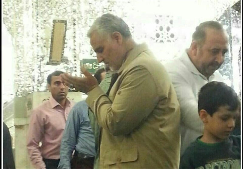 حاج قاسم سلیمانی در حرم منور رضوی + عکس