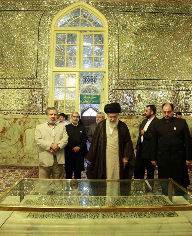 رهبر انقلاب در کنار مزار 