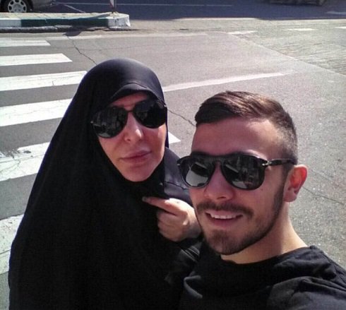 سلفی پسر قلعهنویی در کنار مادرش +عکس سلفی پسر قلعهنویی در کنار مادرش +عکس