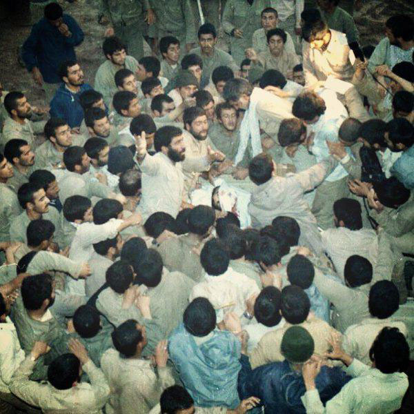 وداع رزمندگان لشکر امام حسین(ع) با شهید خرازی +عکس وداع رزمندگان لشکر امام حسین(ع) با شهید خرازی +عکس