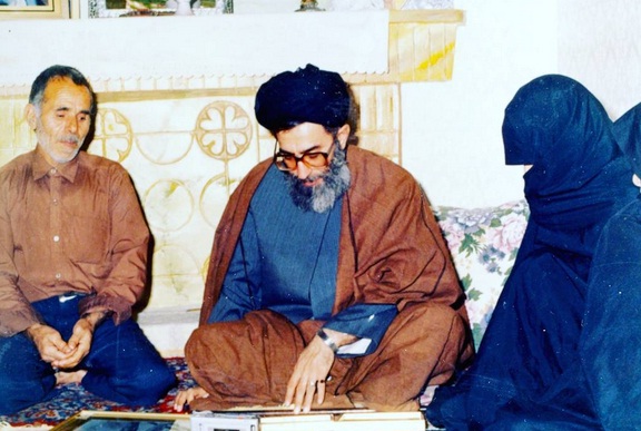رهبر معظم انقلاب در  منزل یک شهید+عکس