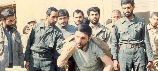 شهید صیاد در منزل شهید مرتضی جاویدی +عکس