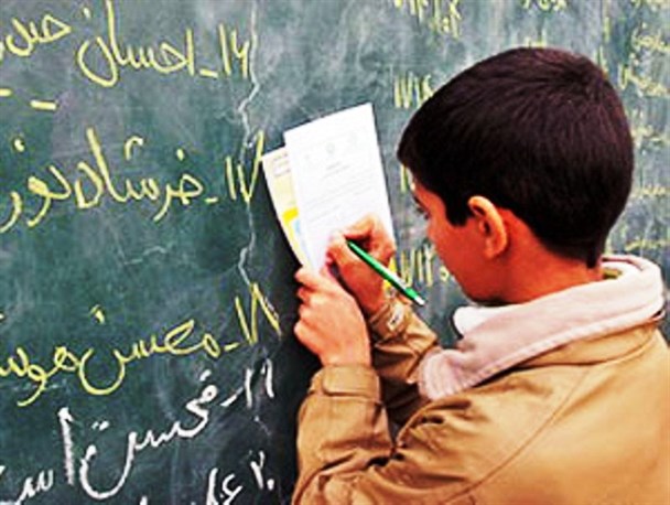 تحویل نامههای مردمی به فرمانده مدافعان حرم تحویل نامههای مردمی به فرمانده مدافعان حرم