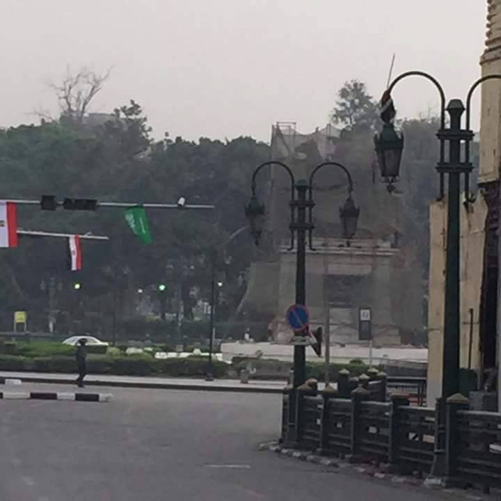 چرا هنگام عبور ملکسلمان، این مجسمه را پوشاندند؟ +عکس چرا هنگام عبور ملکسلمان، این مجسمه را پوشاندند؟ +عکس