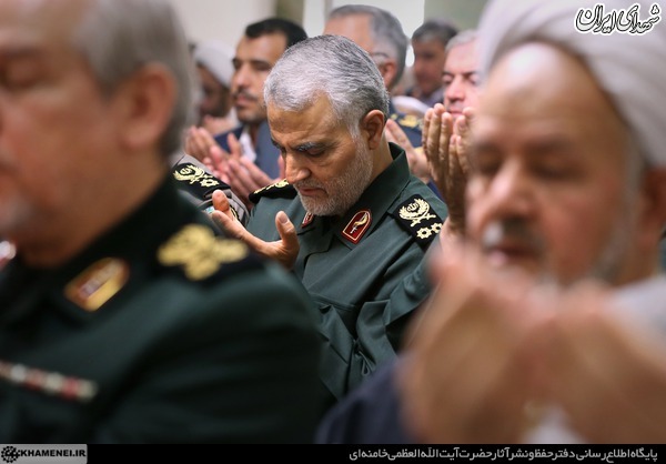 اقتدای حاج قاسم سلیمانی به رهبر انقلاب +عکس