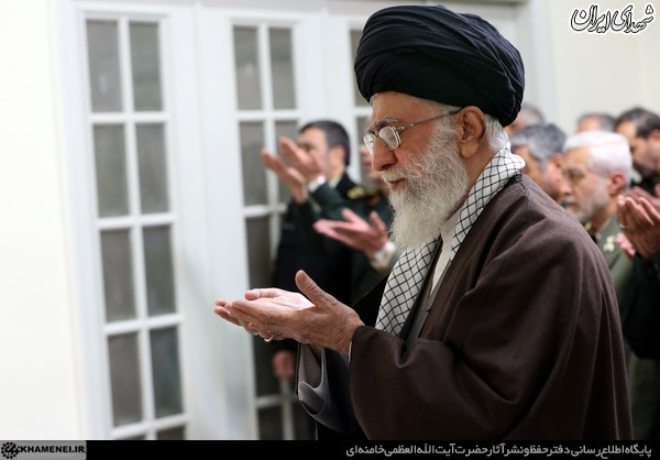 اقتدای حاج قاسم سلیمانی به رهبر انقلاب +عکس