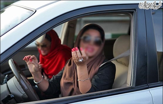 از انداختن روسری تا سگ‌گردانی و کشیدن سیگار!+تصاویر
