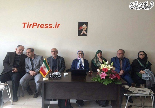 عکس یادگاری - تبلیغاتی زیر تصویر یکی از سران فتنه! عکس یادگاری - تبلیغاتی زیر تصویر یکی از سران فتنه!