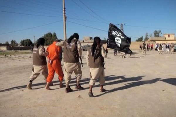 اعدام فجیع یک مرد عراقی به دست جلاد داعش + عکس اعدام فجیع یک مرد عراقی به دست جلاد داعش + عکس