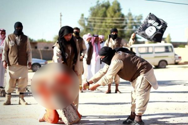 اعدام فجیع یک مرد عراقی به دست جلاد داعش + عکس اعدام فجیع یک مرد عراقی به دست جلاد داعش + عکس