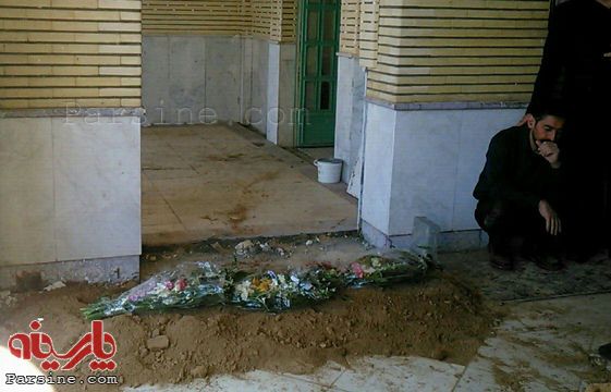 صادق و سعید زیباکلام کنار مزار خواهر +عکس