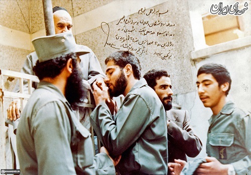 بوسه یک شهید بر دست امام شهیدان+عکس