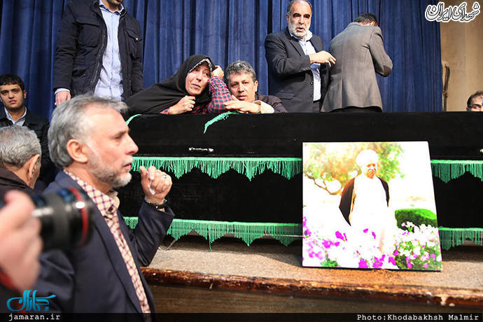 مهدی و فاطمه هاشمی بر تابوت پدرشان+عکس