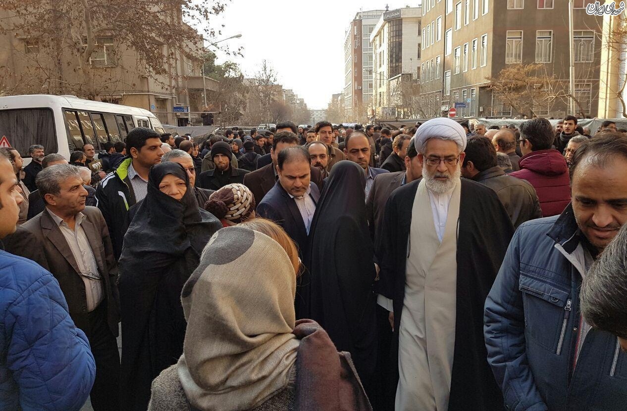دانشگاه تهران مملو از جمعیت/ اقامه نماز بر پیکر هاشمی توسط رهبر انقلاب دانشگاه تهران مملو از جمعیت/ اقامه نماز بر پیکر هاشمی توسط رهبر انقلاب