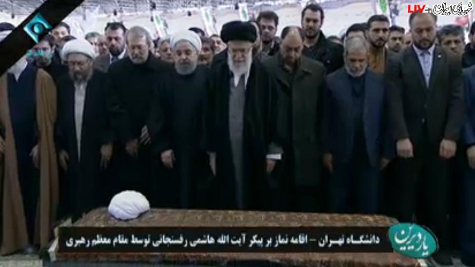 دانشگاه تهران مملو از جمعیت/ اقامه نماز بر پیکر هاشمی توسط رهبر انقلاب دانشگاه تهران مملو از جمعیت/ اقامه نماز بر پیکر هاشمی توسط رهبر انقلاب
