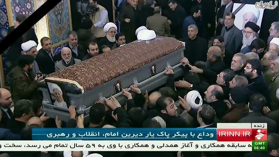 دانشگاه تهران مملو از جمعیت/ اقامه نماز بر پیکر هاشمی توسط رهبر انقلاب دانشگاه تهران مملو از جمعیت/ اقامه نماز بر پیکر هاشمی توسط رهبر انقلاب