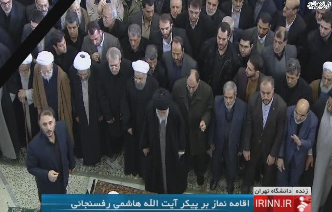 عکس/ اقامه نماز بر پیکر هاشمی توسط رهبر انقلاب
