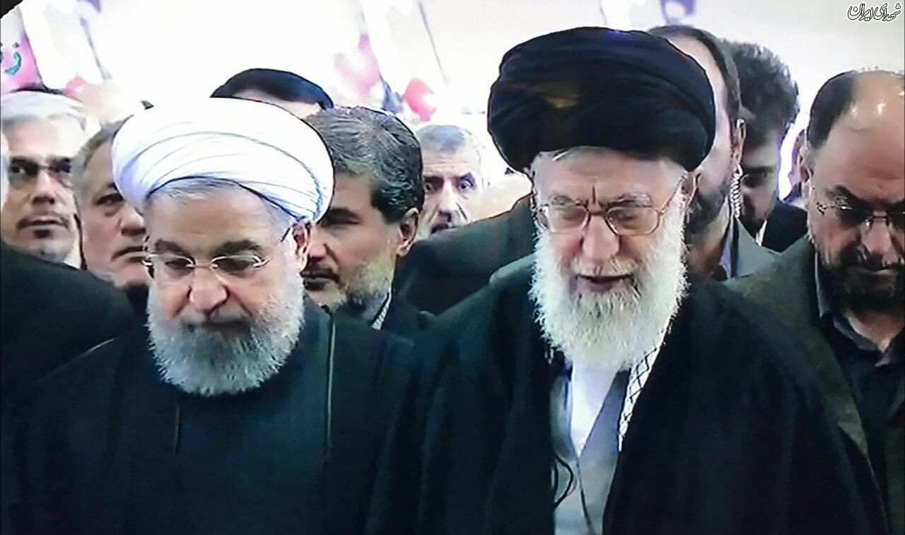 عکس/ اقامه نماز بر پیکر هاشمی توسط رهبر انقلاب