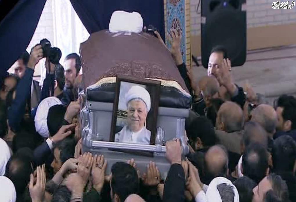عکس/ اقامه نماز بر پیکر هاشمی توسط رهبر انقلاب