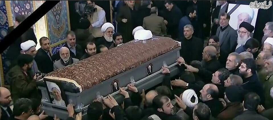 عکس/ اقامه نماز بر پیکر هاشمی توسط رهبر انقلاب