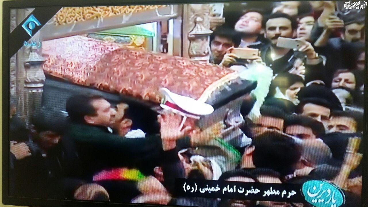 اقامه نماز بر پیکر هاشمی توسط رهبر انقلاب/تدفین هاشمی در حرم امام (ره) + عکس اقامه نماز بر پیکر هاشمی توسط رهبر انقلاب/تدفین هاشمی در حرم امام (ره) + عکس