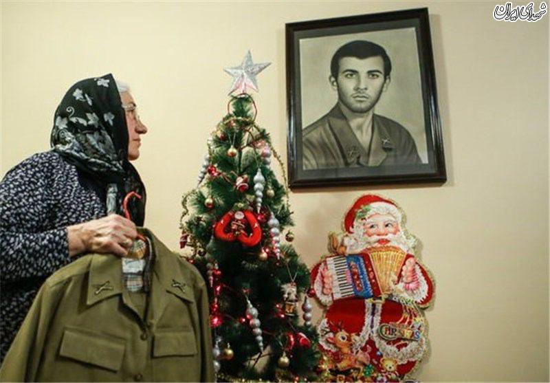 نگاه معنادار مادر شهید مسیحی به فرزندش+عکس