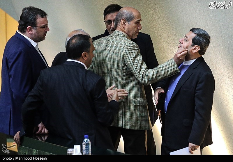 شوخی عجیب با معاون ظریف در مجلس+عکس شوخی عجیب با معاون ظریف در مجلس+عکس