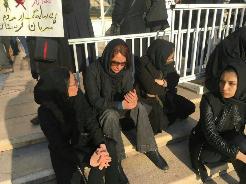 بازیگر زن سینما در تشییع شهدای 