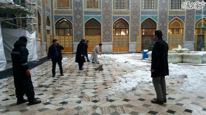 مشارکت رئیسی در برف روبی صحن رضوی+عکس