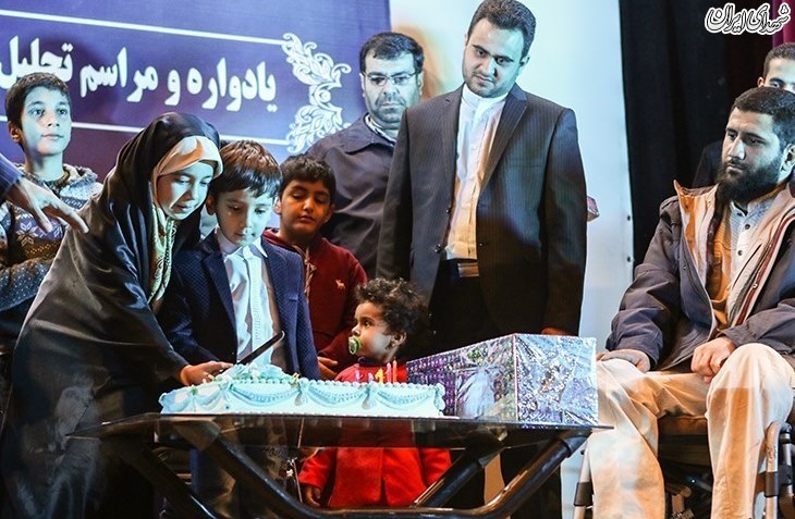 وقتی فرزند شهید مدافع حرم غافلگیر شد+عکس وقتی فرزند شهید مدافع حرم غافلگیر شد+عکس