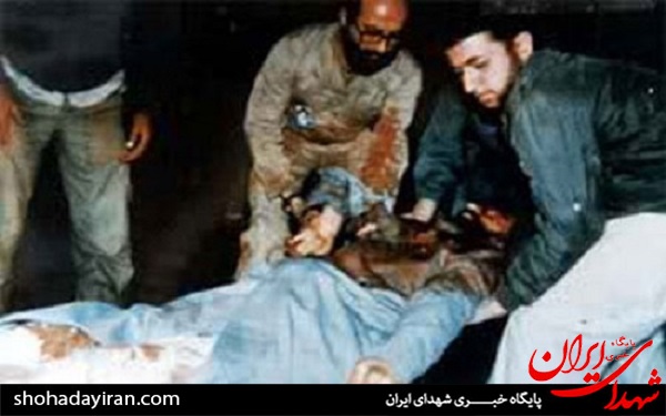 حمل پیکر شهید شاه آبادی توسط چمران و...+عکس