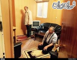 الله کرم و زیباکلام در حال نماز خواندن+عکس