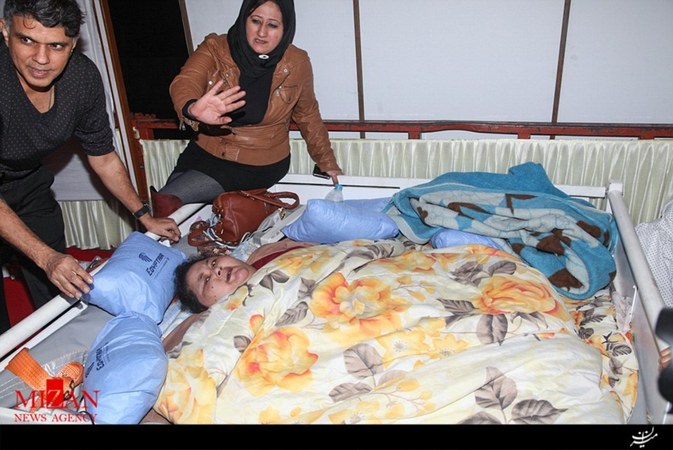 انتقال زن ۵۰۰ کیلویی به بیمارستان با جرثقیل +عکس انتقال زن ۵۰۰ کیلویی به بیمارستان با جرثقیل +عکس