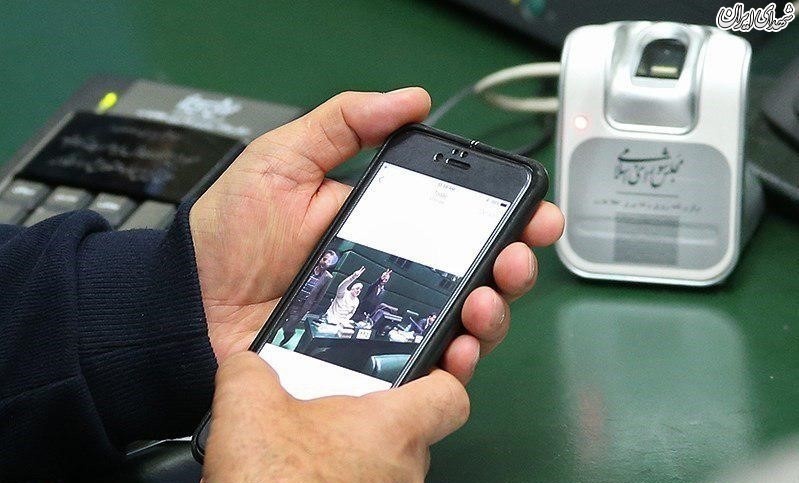 تصویری جالب در صفحه موبایل آقای نماینده+عکس
