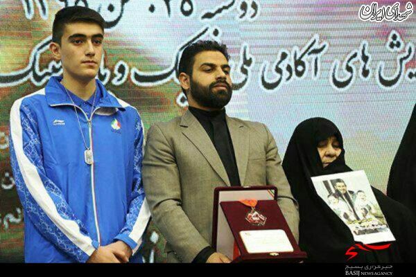 اهدای مدال طلا خانواده شهید مدافع حرم+عکس اهدای مدال طلا خانواده شهید مدافع حرم+عکس