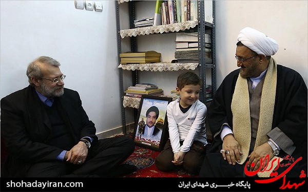 عکس/دیدار دکتر لاریجانی با خانواده روحانی شهید هاشمی نژاد