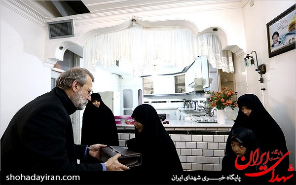 عکس/دیدار دکتر لاریجانی با خانواده روحانی شهید هاشمی نژاد