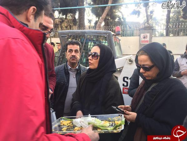 توزیع شرینی بازیگر معروف زن در پلاسکو؟+عکس توزیع شرینی بازیگر معروف زن در پلاسکو؟+عکس
