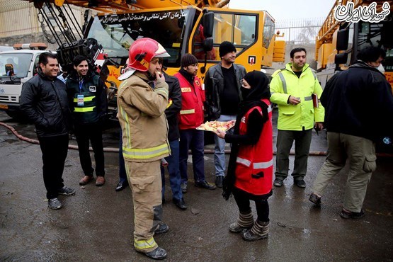 آتش نشان های زن به کمک مردان آمدند +عکس آتش نشان های زن به کمک مردان آمدند +عکس
