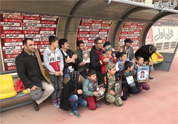 فرزندان شهدای مدافع حرم در تمرین پرسپولیس فرزندان شهدای مدافع حرم در تمرین پرسپولیس