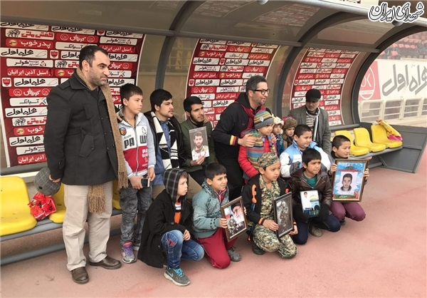 فرزندان شهدای مدافع حرم در تمرین پرسپولیس فرزندان شهدای مدافع حرم در تمرین پرسپولیس