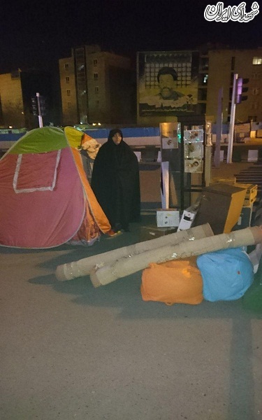 چادر زدن همسر جانباز مقابل ساختمان بنیاد شهید + عکس چادر زدن همسر جانباز مقابل ساختمان بنیاد شهید + عکس