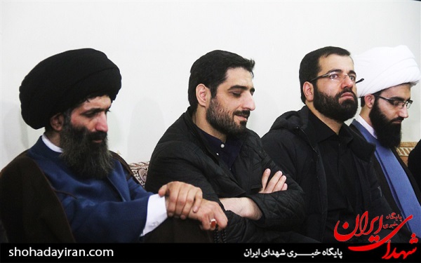 عکس/ حضور حسین سیب سرخی و سید مجید بنی فاطمه در منزل شهید مدافع حرم رضا عادلی